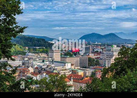 Stadtbild von Lubljana, Hauptstadt Sloweniens, Blick von einem Schlosshügel. Stockfoto