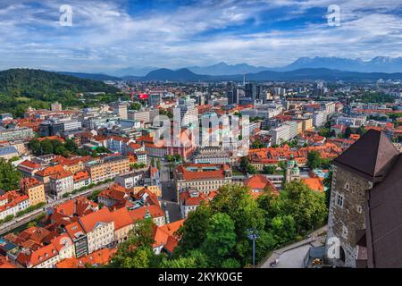 Stadt Ljubljana in Slowenien, Stadtbild der Hauptstadt mit der Altstadt, Blick von oben. Stockfoto