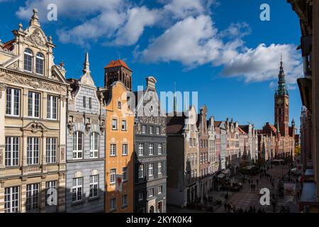 Stadt Danzig in Polen, Skyline der Altstadt mit historischen Bürgerhäusern an der Long Street (Ulica Długa), Teil der Königsroute. Stockfoto