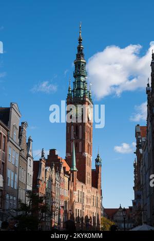 Hauptturm des Rathauses in der Altstadt, von der Dluga-Straße aus gesehen, das historische Stadtzentrum von Danzig in Polen. Stockfoto