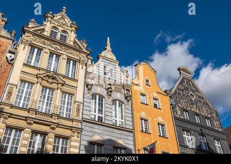 Historische Bürgerhäuser mit Giebeln und kunstvoll verzierten Fassaden in der Dluga Street in der polnischen Altstadt von Danzig. Stockfoto