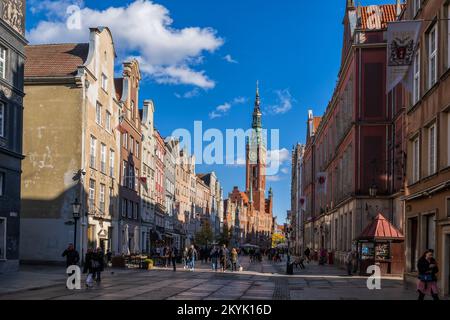 Lange Straße (Ulica Długa) in der Altstadt von Danzig in Polen. Die wichtigste Fußgängerzone im historischen Stadtzentrum ist von historischen Bürgerhäusern gesäumt Stockfoto