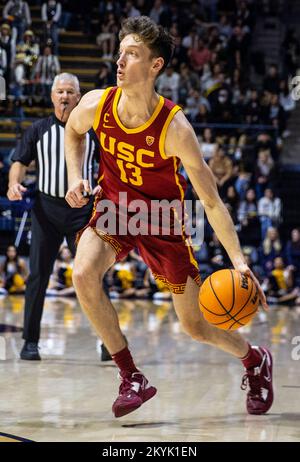 Hass Pavillon. 30.. November 2022. CA U.S.A. USC-Garde Drew Peterson (13) bringt den Ball auf den Platz während des NCAA Männer Basketballspiels zwischen USC Trojanern und den California Golden Bears. USC schlug Kalifornien 66-51 im Hass Pavilion. Thurman James/CSM/Alamy Live News Stockfoto