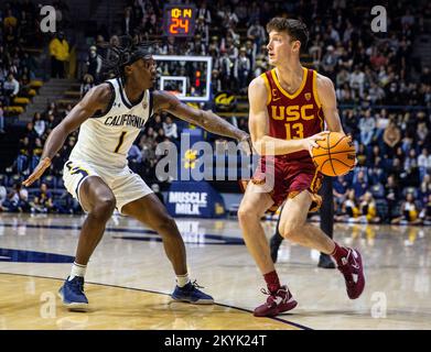 Hass Pavillon. 30.. November 2022. CA U.S.A. USC Guard Drew Peterson (13) versucht, den Ball während des NCAA Männer Basketballspiels zwischen USC Trojanern und den California Golden Bears zu übergeben. USC schlug Kalifornien 66-51 im Hass Pavilion. Thurman James/CSM/Alamy Live News Stockfoto