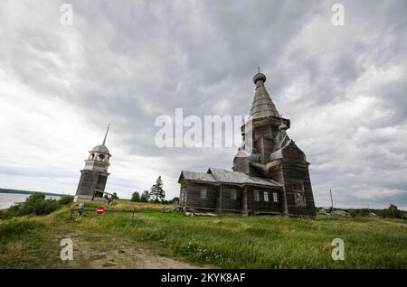 Große hölzerne Kirche der Himmelfahrt des Herrn im Dorf Piyala am Ufer des Flusses Onega. Russland, Region Archangelsk Stockfoto