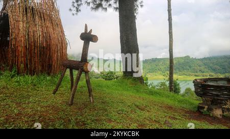 Unglaubliche hölzerne Hirsche in einem wunderschönen Garten Stockfoto