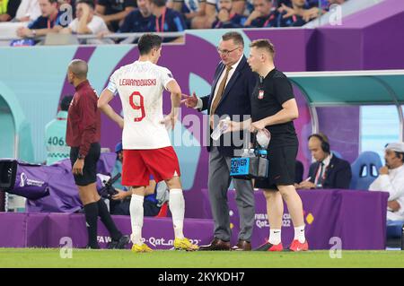 Cheftrainer Czeslaw Michniewicz (Polen) und Robert Lewandowski (Polen) während der FIFA-Weltmeisterschaft 2022, Fußballspiel der Gruppe C zwischen Polen und Argentinien am 30. November 2022 im Stadium 974 in Doha, Katar – Foto: Sebastian El-saqqa/DPPI/LiveMedia Stockfoto