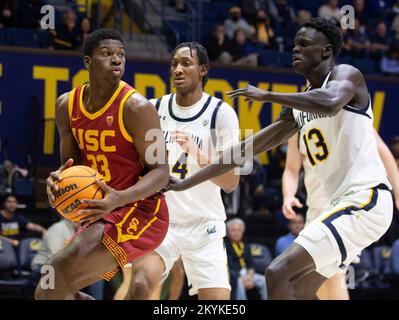 Hass Pavillon. 30.. November 2022. CA U.S.A. USC Forward Kijani Wright (33) passt den Ball beim NCAA Männer Basketballspiel zwischen USC Trojanern und den California Golden Bears. USC schlug Kalifornien 66-51 im Hass Pavilion. Thurman James/CSM/Alamy Live News Stockfoto