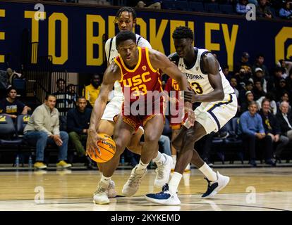 Hass Pavillon. 30.. November 2022. CA U.S.A. USC Forward Kijani Wright (33) geht während des NCAA Männer Basketballspiels zwischen USC Trojanern und den California Golden Bears in den Korb. USC schlug Kalifornien 66-51 im Hass Pavilion. Thurman James/CSM/Alamy Live News Stockfoto