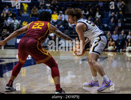 Hass Pavillon. 30.. November 2022. CA U.S.A. California Guard Devin Askew (55) versucht, den Ball beim NCAA Männer Basketballspiel zwischen USC Trojanern und den California Golden Bears zu übergeben. USC schlug Kalifornien 66-51 im Hass Pavilion. Thurman James/CSM/Alamy Live News Stockfoto