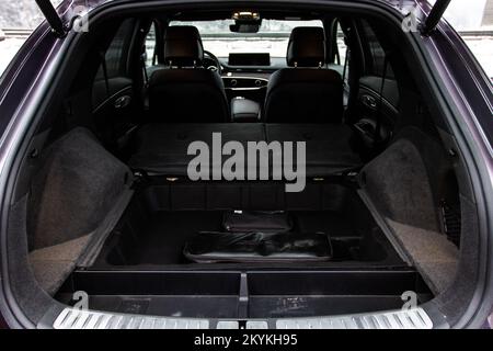 MOSKAU, RUSSLAND - 05. FEBRUAR 2022 BMW X3 Modell riesiger, sauberer und leerer Kofferraum im Interieur eines Kompakt-suv. Rückansicht eines SUV mit offenem Kofferraum Stockfoto