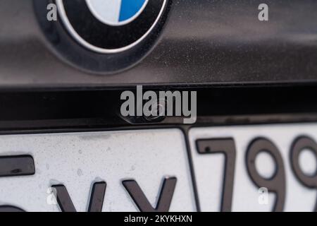 MOSKAU, RUSSLAND - 05. FEBRUAR 2022. Nahaufnahme der Videokamera des Einparkassistenten am Fahrzeug. Einparkhilfe. Stockfoto