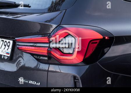 MOSKAU, RUSSLAND - 05. FEBRUAR 2022 BMW X3 modernes Rücklicht eines Autos. Bremslicht und Pfeil eines großen suv. Rücklicht des Fahrzeugs Nahansicht. Schwanz Stockfoto