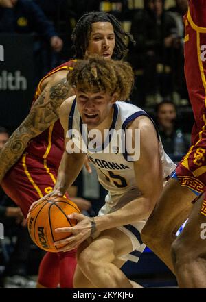 Hass Pavillon. 30.. November 2022. CA U.S.A. California Guard Devin Askew (55) geht beim NCAA Männer Basketballspiel zwischen USC Trojanern und den California Golden Bears in den Korb. USC schlug Kalifornien 66-51 im Hass Pavilion. Thurman James/CSM/Alamy Live News Stockfoto