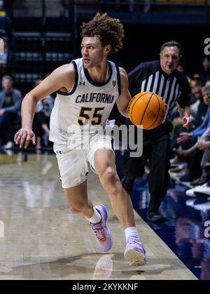 Hass Pavillon. 30.. November 2022. CA U.S.A. California Guard Devin Askew (55) versucht, den Ball beim NCAA Männer Basketballspiel zwischen USC Trojanern und den California Golden Bears zu übergeben. USC schlug Kalifornien 66-51 im Hass Pavilion. Thurman James/CSM/Alamy Live News Stockfoto