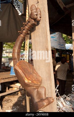 Traditionelle Gitarre, Kunsthandwerksmarkt, Kinshasa, Demokratische Republik Kongo Stockfoto