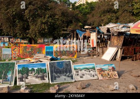Ölgemälde, Kunsthandwerksmarkt, Kinshasa, Demokratische Republik Kongo. Viele Stände zeigen verschiedene künstlerische Kreationen aus Holz und anderen Materialien Stockfoto