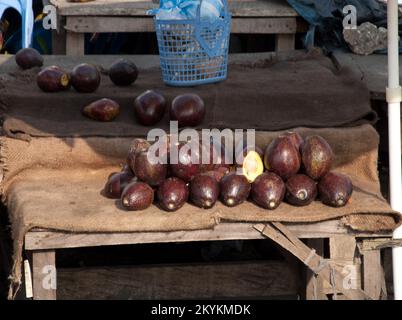 Avocados auf dem lokalen Markt, Kinshasa, Demokratische Republik Kongo Stockfoto
