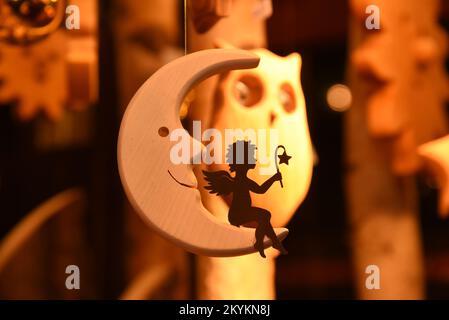 Angel sitzt auf dem Mond Stockfoto