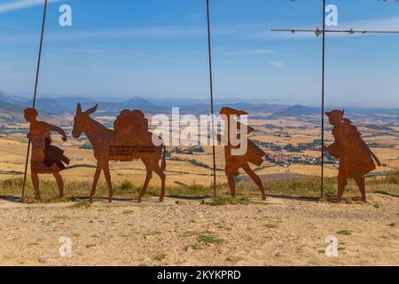 Alto del Perdon, Navarre, Spanien: 22. August 2022: Schmiedeeisernes Pilgerdenkmal, das 1996 von den Freunden des Weges von Navarre auf dem Berg F errichtet wurde Stockfoto