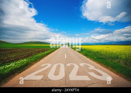 Reise-, Lifestyle- und Landwirtschaftskonzept für Neujahr 2023. Fahren auf einer leeren Asphaltstraße an einem schönen sonnigen Tag. Stockfoto