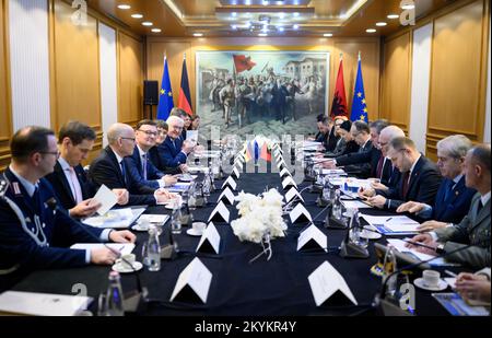 01. Dezember 2022, Albanien, Tirana: Deutscher Präsident Frank-Walter Steinmeier (6. von links) und albanischer Präsident Bajram Begaj (6. von rechts) treffen sich mit ihren Delegationen zu Gesprächen in der offiziellen Residenz des Präsidenten. Präsident Steinmeier besucht die Länder Nordmazedoniens und Albaniens während seiner viertägigen Reise auf den Balkan. Neben der Lage in der Region und den Auswirkungen des russischen Angriffskriegs in der Ukraine wird sich die Reise auf die Unterstützung Deutschlands für die Aussichten der Länder auf einen Beitritt zur Europäischen Union konzentrieren. Foto: Bernd von Jutrczenka/dpa Stockfoto