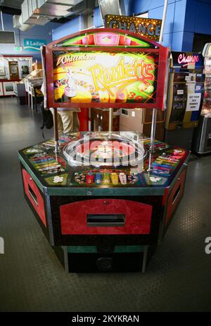 Ein Roulette-Spiel in der alten Penny Arcade, Southport Pier, Southport, Merseyside, Vereinigtes Königreich, Europa Stockfoto