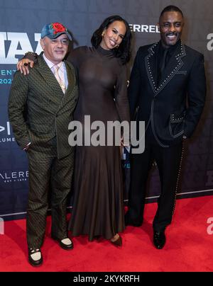 30. November 2022, New York, New York, USA: Christian Louboutin, Sabrina Dhowre Elba und Idris Elba nehmen an den Footwear News Achievement Awards 2022 in der Cipriani South Street Teil (Kreditbild: © Lev Radin/Pacific Press via ZUMA Press Wire) Stockfoto