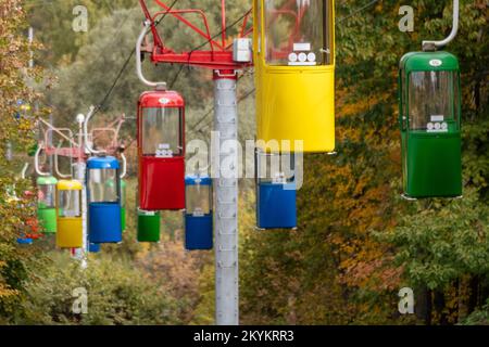 Farbenfrohe Kabinen im Vergnügungspark der Stadt Kharkiv mit Herbstbäumen Stockfoto