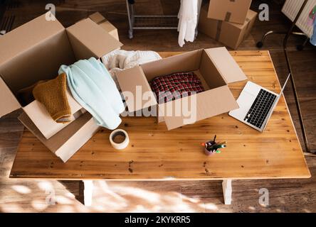 Wiederverkauf oder Spende von Gebrauchtbekleidung. Stockfoto