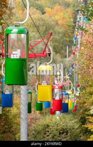 Farbenfrohe Seilbahn-Hütten im Vergnügungspark Kharkiv mit bunten Bäumen im Herbst Stockfoto