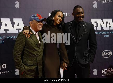 New York, Usa. 30.. November 2022. Christian Louboutin, Sabrina Dhowre Elba und Idris Elba treffen am 30. November 2022 in New York City bei den Annual Footwear News Achievement Awards 36. auf dem roten Teppich auf der Cipriani South Street ein. Foto: John Angelillo/UPI Credit: UPI/Alamy Live News Stockfoto