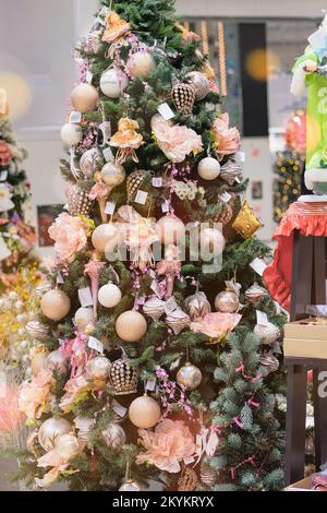 Weihnachtsgeschenke und Spielzeug zur Dekoration, die im Geschäft zum Verkauf vorbereitet werden. Verschiedene weiße Dekorationen im Einkaufszentrum. Stockfoto