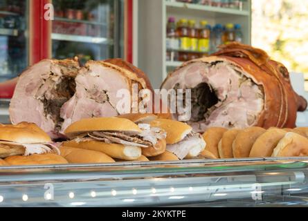 Typische italienische Sandwiches gefüllt mit Porchetta zum Verkauf bei einem Street Food Festival Stockfoto