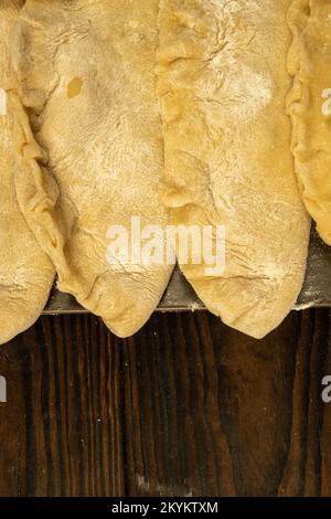 Hausgemachte Fleischpasteten, zum Braten gekocht. Nahaufnahme, selektiver Fokus. Stockfoto