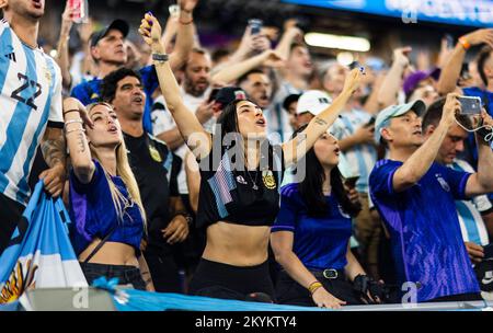 Doha, Katar. 30.. November 2022. Argentinische Fans Polen - Argentinien Polen - Argentinien Weltmeisterschaft 2022 in Katar 30.11.2022 Kredit: Moritz Muller/Alamy Live News Stockfoto