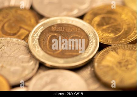 Alte Münzen der UdSSR in großen Mengen auf einer flachen Oberfläche, Hintergrundbild. Nahaufnahme, selektiver Fokus. Stockfoto