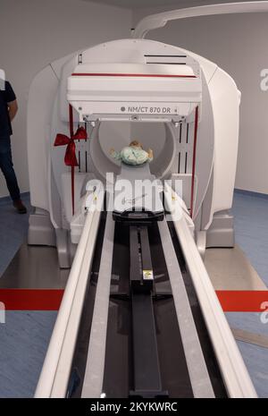 01. Dezember 2022, Mecklenburg-Vorpommern, Greifswald: Eine NM/CT 870 DR-Einheit von General Electric Medical Systems, Israel wird in Kürze in den Räumen der Kinderklinik des Universitätsklinikums Greifswald übergeben. Dieses SPECT/CT-System ermöglicht noch präzisere nuklearmedizinische Untersuchungen. Dies ist für spezielle Behandlungsoptionen wie die Radioisotopentherapie erforderlich. Die Computertomographie (CT) verwendet eine große Anzahl von Röntgenbildern zur Berechnung digitaler Bilder. Bei einem SPECT-Scan hingegen wird eine Gamma-Kamera verwendet, um die schwache Strahlung von radioaktiven Medikamenten sichtbar zu machen. In dieser wa Stockfoto