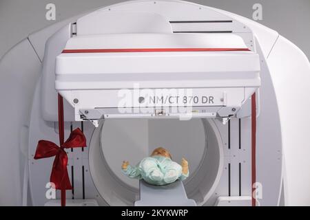 01. Dezember 2022, Mecklenburg-Vorpommern, Greifswald: Ein NM/CT 870 DR-Gerät von General Electric Medical Systems, Israel wird in Kürze in den Räumen der Kinderklinik des Universitätsklinikums Greifswald übergeben. Dieses SPECT/CT-System ermöglicht noch präzisere nuklearmedizinische Untersuchungen. Dies ist für spezielle Behandlungsoptionen wie die Radioisotopentherapie erforderlich. Die Computertomographie (CT) verwendet eine große Anzahl von Röntgenbildern zur Berechnung digitaler Bilder. Bei einem SPECT-Scan hingegen wird eine Gamma-Kamera verwendet, um die schwache Strahlung von radioaktiven Medikamenten sichtbar zu machen. Hier drin Stockfoto