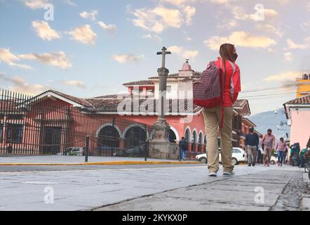 Rückansicht einer wunderschönen Touristenfrau, die in der Altstadt von Ayacucho spaziert, Peru Rückansicht mit Kopierbereich Stockfoto