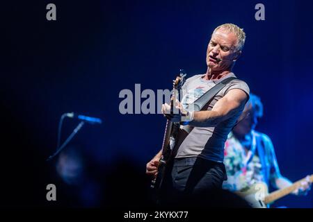 Sting, echter Name Gordon Sumner, Live-Aufführung auf der Bühne. Bass-Player und Lead-Gesang. Stockfoto