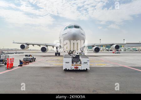 DUBAI, VAE - 23. JUNI 2015: Emirates Airbus A340-300 in Dubai Airport. Dubai International Airport ist ein internationaler Flughafen Dubai dienen. Es ist ein Stockfoto