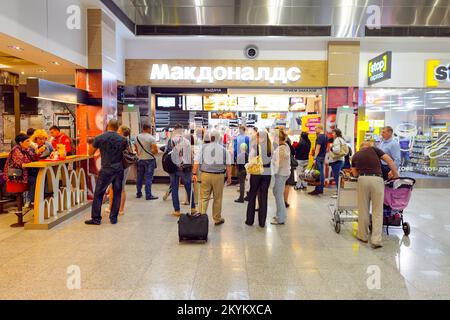 ST. PETERSBURG, RUSSLAND - 08. JULI 2015: Innenausstattung des McDonald's Restaurants. Die McDonald's Corporation ist die weltweit größte Hamburger-Kette Stockfoto