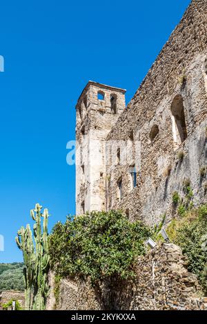 Dolceacqua, Italien - 06-07-2021: Die alte Burg von Dolceacqua Stockfoto