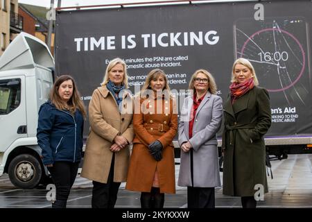 (Von links nach rechts) Laura O'Neill Executive Assistant, Sonya McMullan Regional Services Manager, Sandra McNamee Strategic Support Consultant, Sarah Mason CEO und Kelly Andrews CEO von Belfast and Lisburn Centres, während der Einführung der Kampagne Women's Aid Federation Northern Ireland Unlock the Funding am Custom House Square in Belfast. Foto: Donnerstag, 1. Dezember 2022. Stockfoto