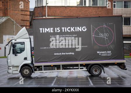 Reklametafel der Women's Aid Federation Northern Ireland, die darauf hinweist, dass die Finanzierung während des Starts ihrer Kampagne „Unlock the Funding“ am Custom House Square in Belfast freigeschaltet werden soll. Stockfoto