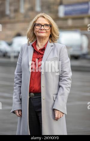 Sarah Mason, CEO der Women's Aid Federation NI während der Kampagne der Women's Aid Federation Northern Ireland, Unlock the Funding, am Custom House Square in Belfast. Stockfoto