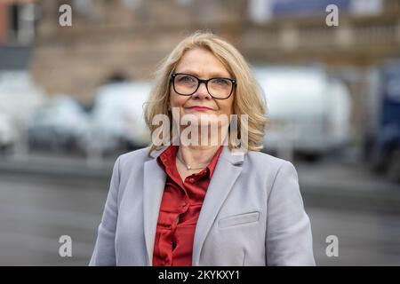 Sarah Mason, CEO der Women's Aid Federation NI während der Kampagne der Women's Aid Federation Northern Ireland, Unlock the Funding, am Custom House Square in Belfast. Stockfoto