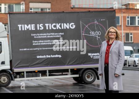 Sarah Mason, CEO der Women's Aid Federation NI während der Kampagne der Women's Aid Federation Northern Ireland, Unlock the Funding, am Custom House Square in Belfast. Stockfoto
