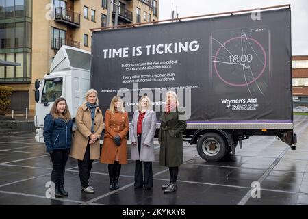 (Von links nach rechts) Laura O'Neill Executive Assistant, Sonya McMullan Regional Services Manager, Sandra McNamee Strategic Support Consultant, Sarah Mason CEO und Kelly Andrews CEO von Belfast and Lisburn Centres, während der Einführung der Kampagne Women's Aid Federation Northern Ireland Unlock the Funding am Custom House Square in Belfast. Foto: Donnerstag, 1. Dezember 2022. Stockfoto